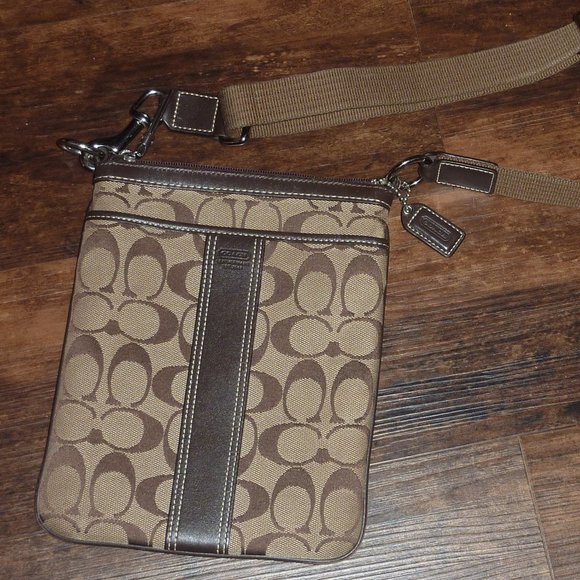Coach Handbags - 👜 Coach Crossbody Mini Bag for phone, wallet. Excellent Condition